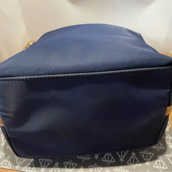 Tommy Hilfiger Navy and Red Interior with Gold Label - Picture 5 of 5
